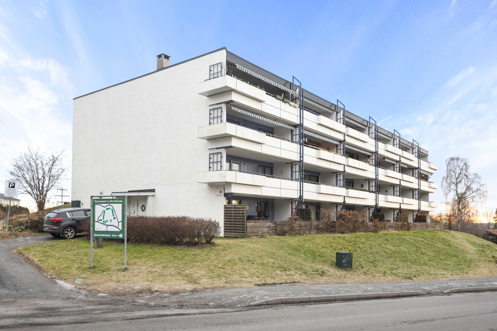 Borettslaget har en meget pent opparbeidet tomt med store gressplener. Galleribilde