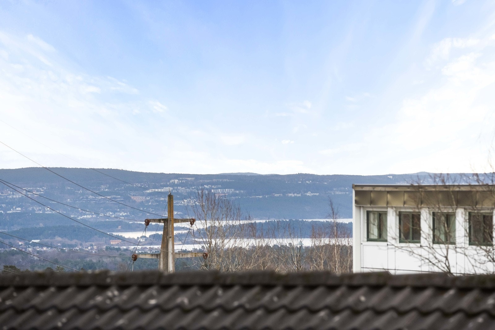 Herfra har du usjenert utsyn over området og du kan skimte fjorden i det fjerne Galleribilde