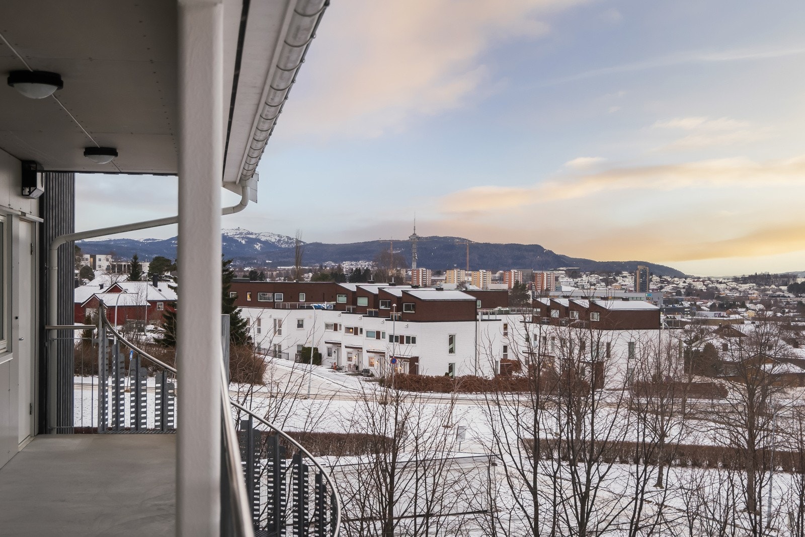 Utvendig svalgang med utsikt mot byen. Galleribilde