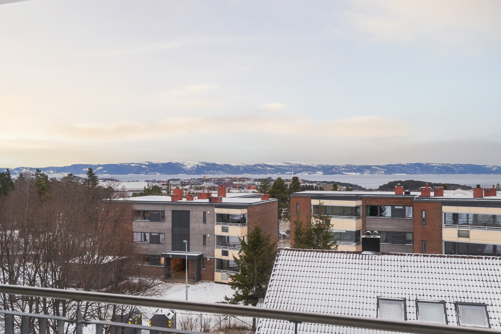 Fra svalgangen ser man også mot fjorden. Galleribilde