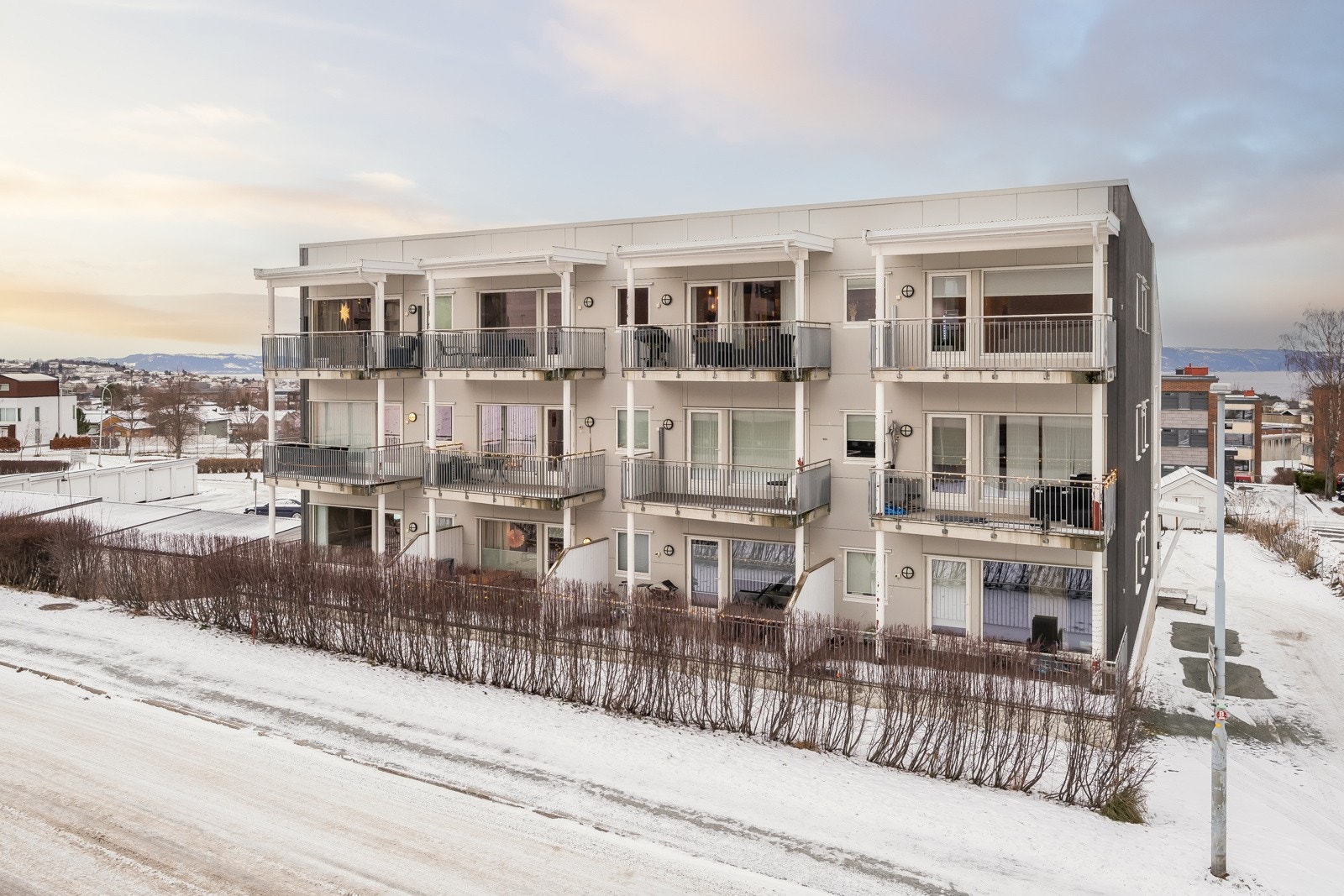 Leiligheten ligger fint til i 3. etasje som er byggets øverste (nr. 2 fra høyre i bildet). Galleribilde