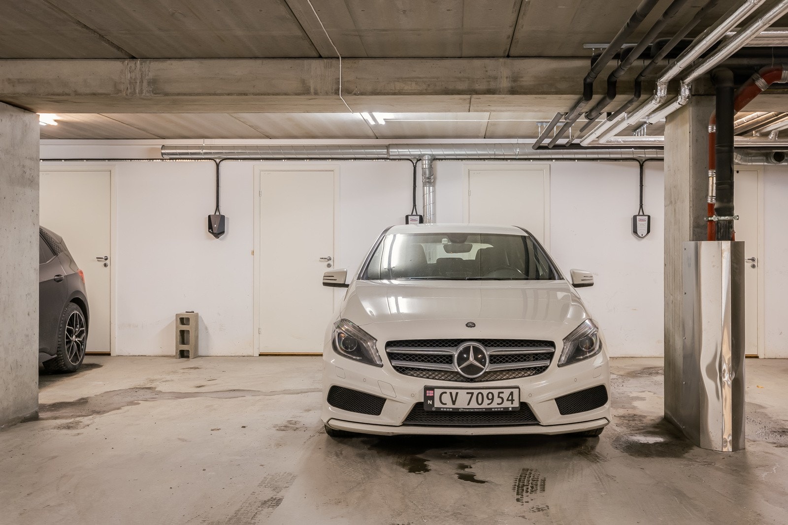 Fast plass i p-kjeller med mulighet for lading av elbil. Galleribilde