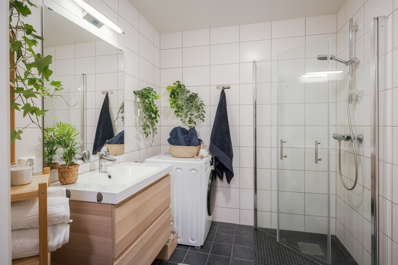Pent flislagt bad med varmekabler i gulv og opplegg for vaskemaskin. Galleribilde