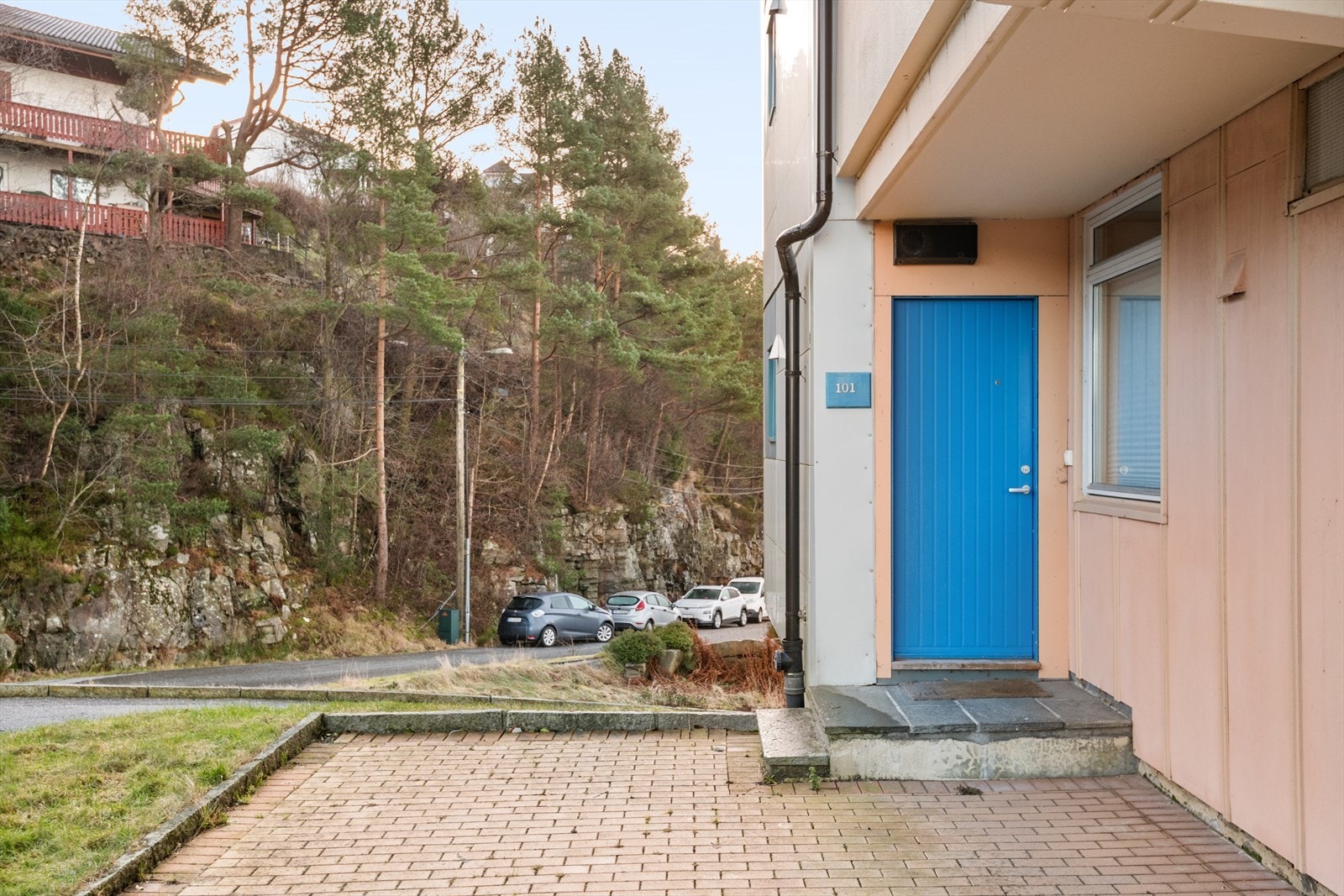 Lett og fin adkomst til leiligheten via egen dør og ikke via felles areal. Galleribilde