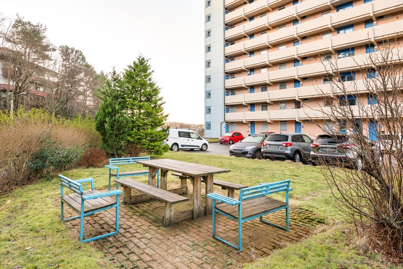 Fellesarealet er pent opparbeidet med grøntareal, benker og stier Galleribilde