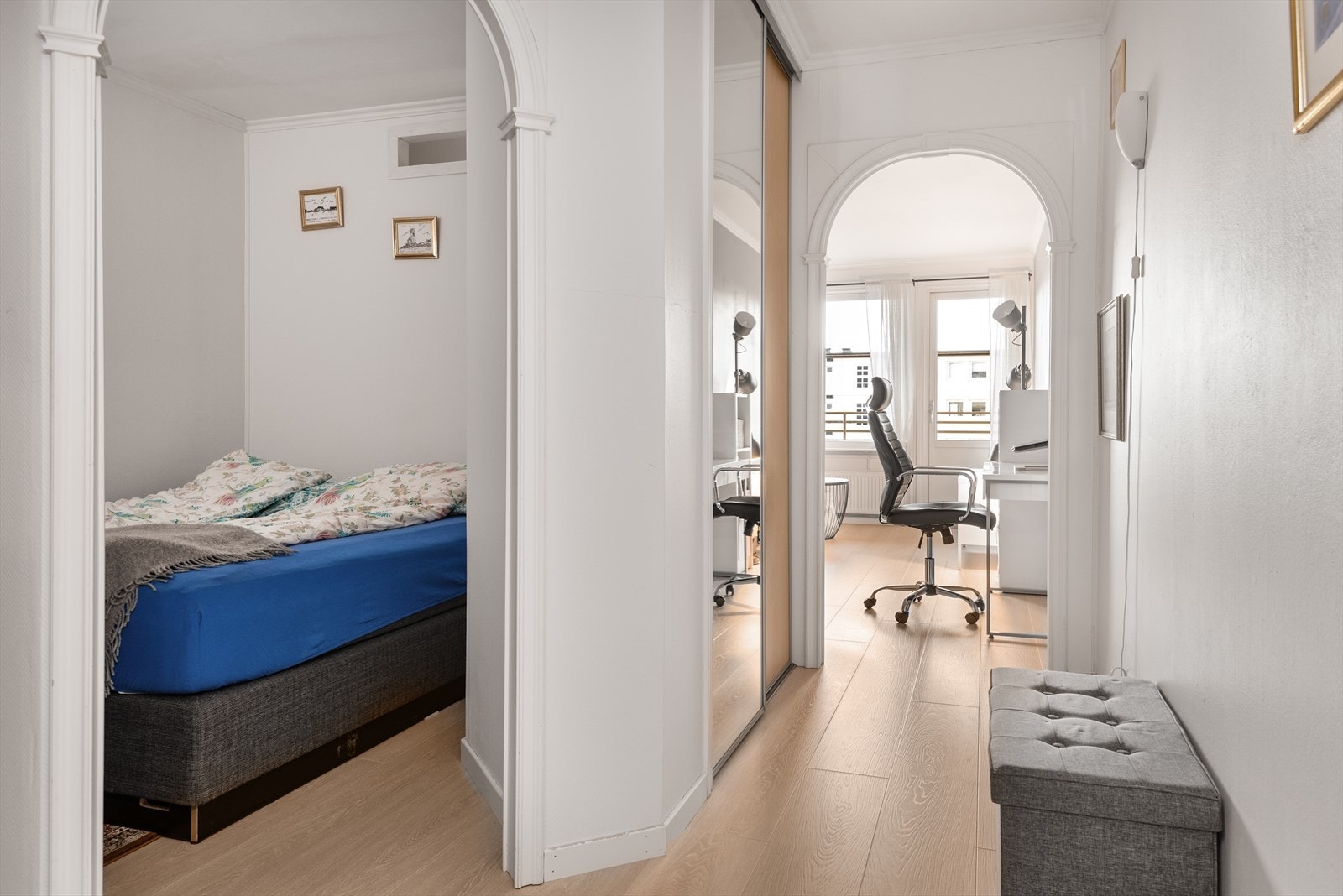 Skyvedørsgarderobe med speilfronter Galleribilde