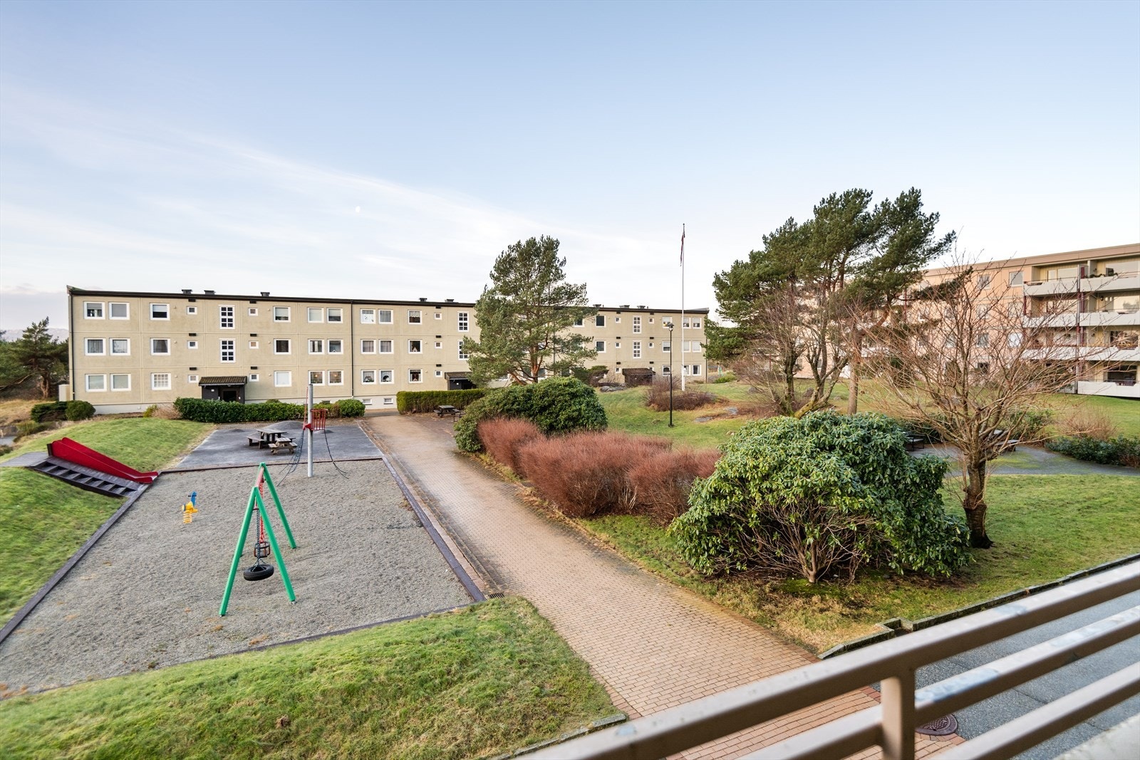 Fra stuen er det utgang til koselig balkong på 7 kvm Galleribilde