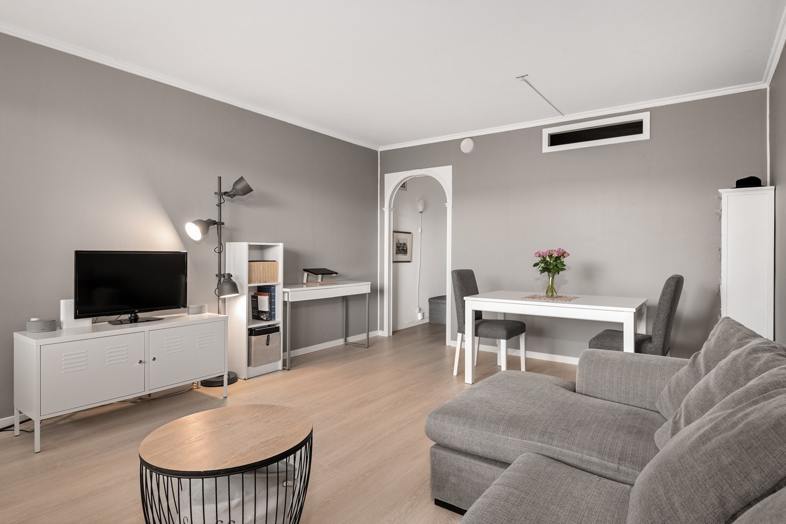 Romslig stue fint innredet med sofa og spisegruppe Galleribilde