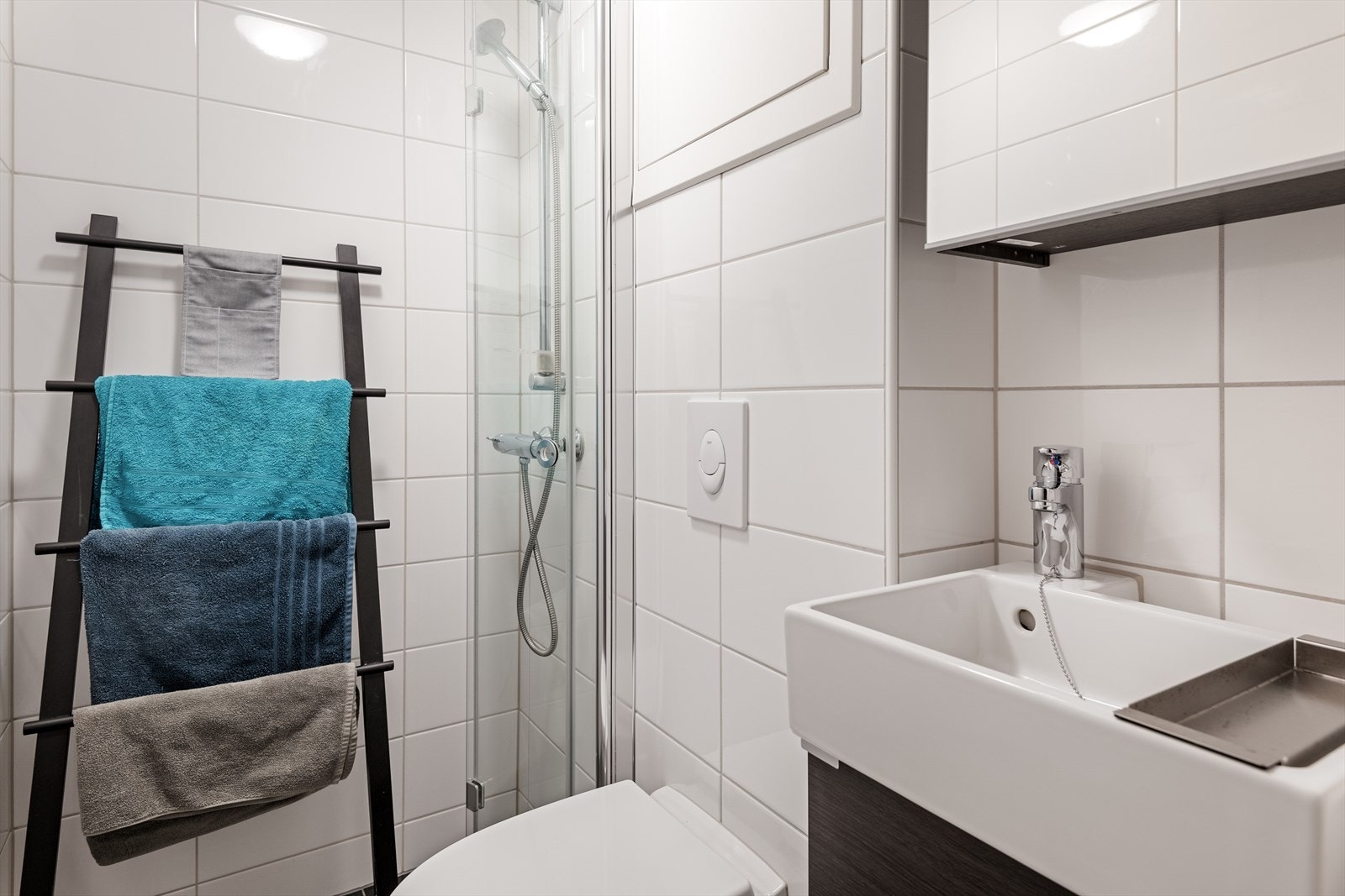 Nyrenovert bad i regi av borettslaget. Rør i rør og varme i gulv. Galleribilde