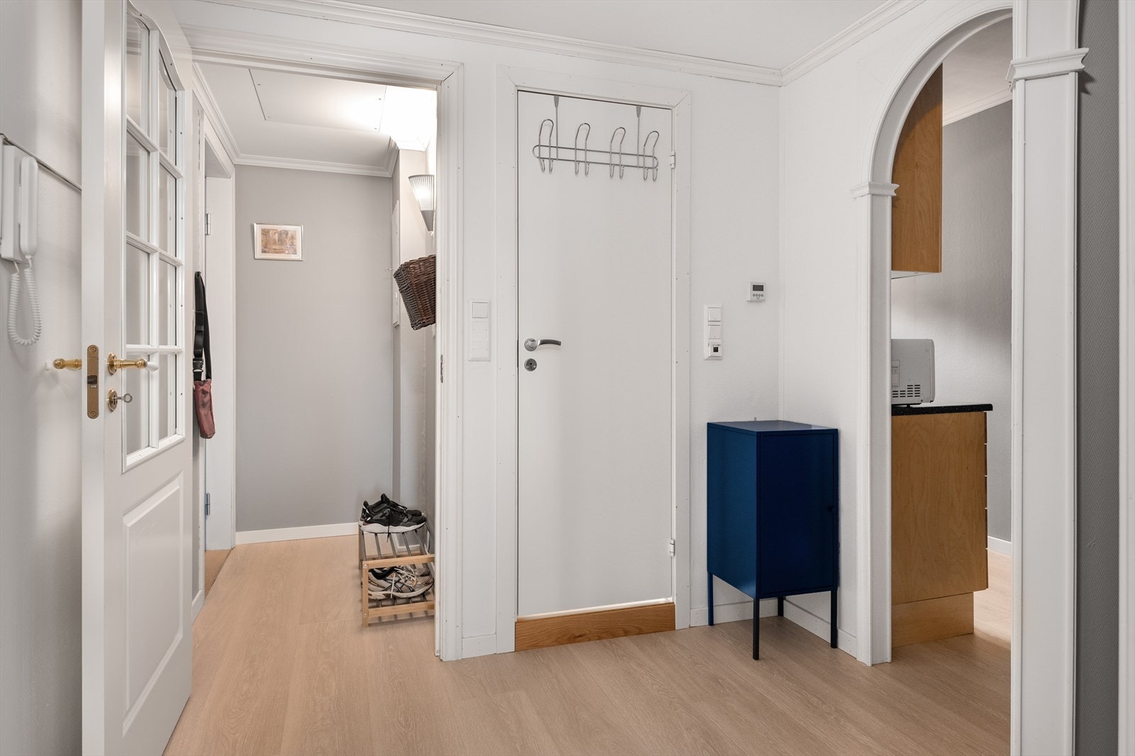 Gangen forgrener seg til resten av leiligheten Galleribilde