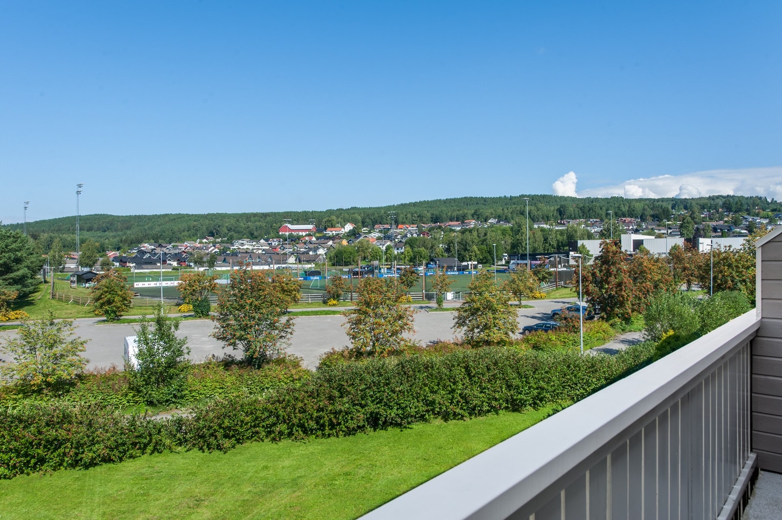 Leiligheten ligger i et barnevennlig og fint område ved Storhamarbana på Hamar vest. Galleribilde