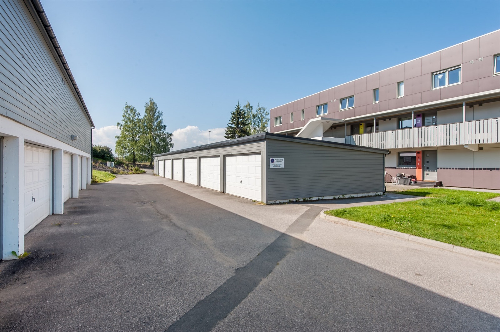 Det følger en utvendig bod i felles rekke og en egen garasje, noe som gir ekstra lagringsplass og enkel parkering. Galleribilde