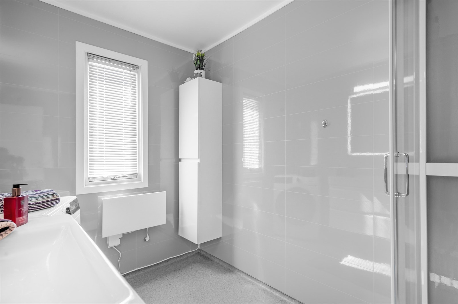 Pent baderom som har opplegg for vaskemaskin Galleribilde