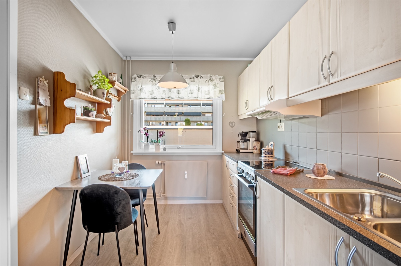 Kjøkkenet har fin plass for et lite frokostbord , her kan man fint nyte morgenkaffen! Galleribilde