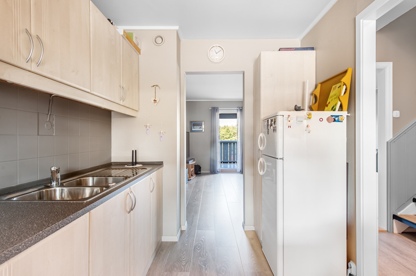 Kjøkkenet er lyst og har rikelig med skapplass og det er tilrettelagt for hvitevarer. Galleribilde