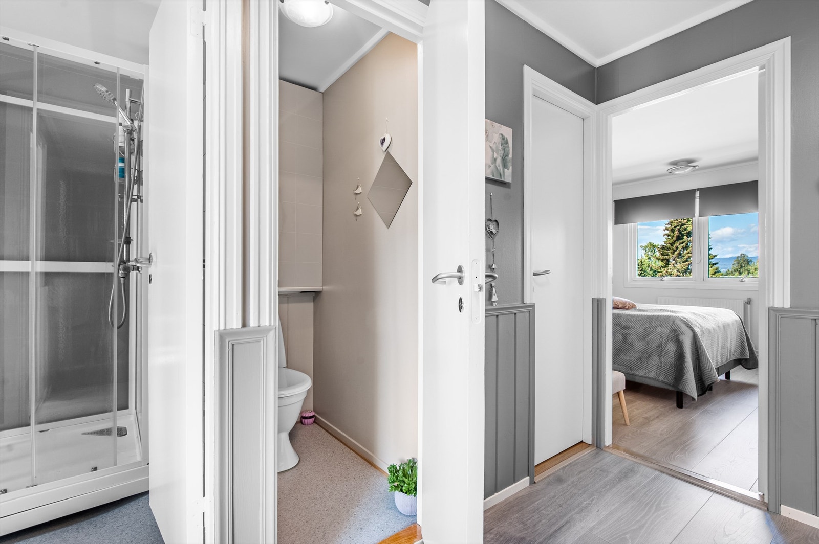 Rett ved badet ligger et separat toalettrom, utstyrt med gulvmontert toalett, og gulvbelegg samt vegger med malte plater. Galleribilde