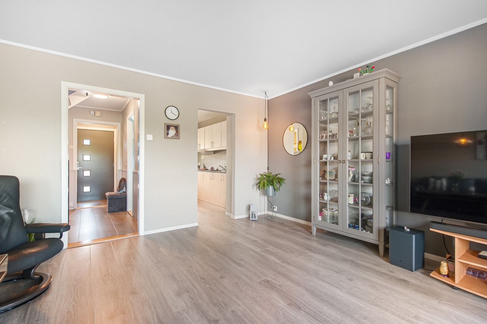 Fra gangen har man tilgang til stuen og kjøkkenet. Stuen er lys og romslig. Galleribilde