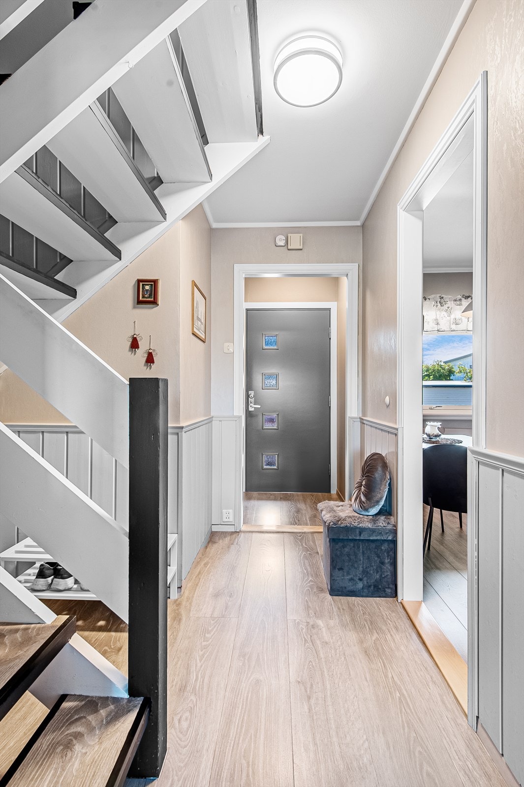 Velkommen inn til denne hyggelige leiligheten over to plan Galleribilde