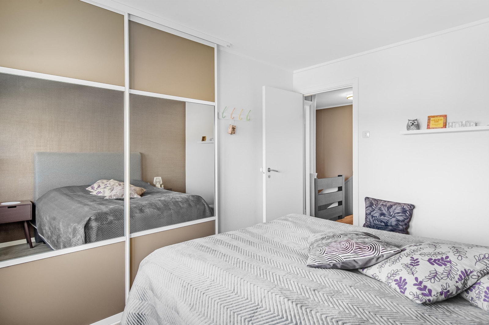 Soverommet er utstyrt med praktisk skyvedørsgarderobe for god klesoppbevaring. Galleribilde