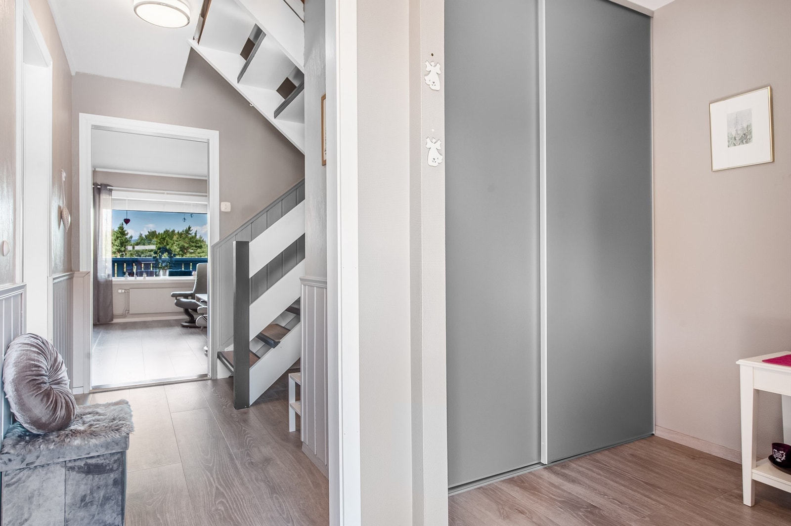 I gangen er det etablert et praktisk garderobeskap, fint for oppbevaring av ytterbekledningen! Galleribilde