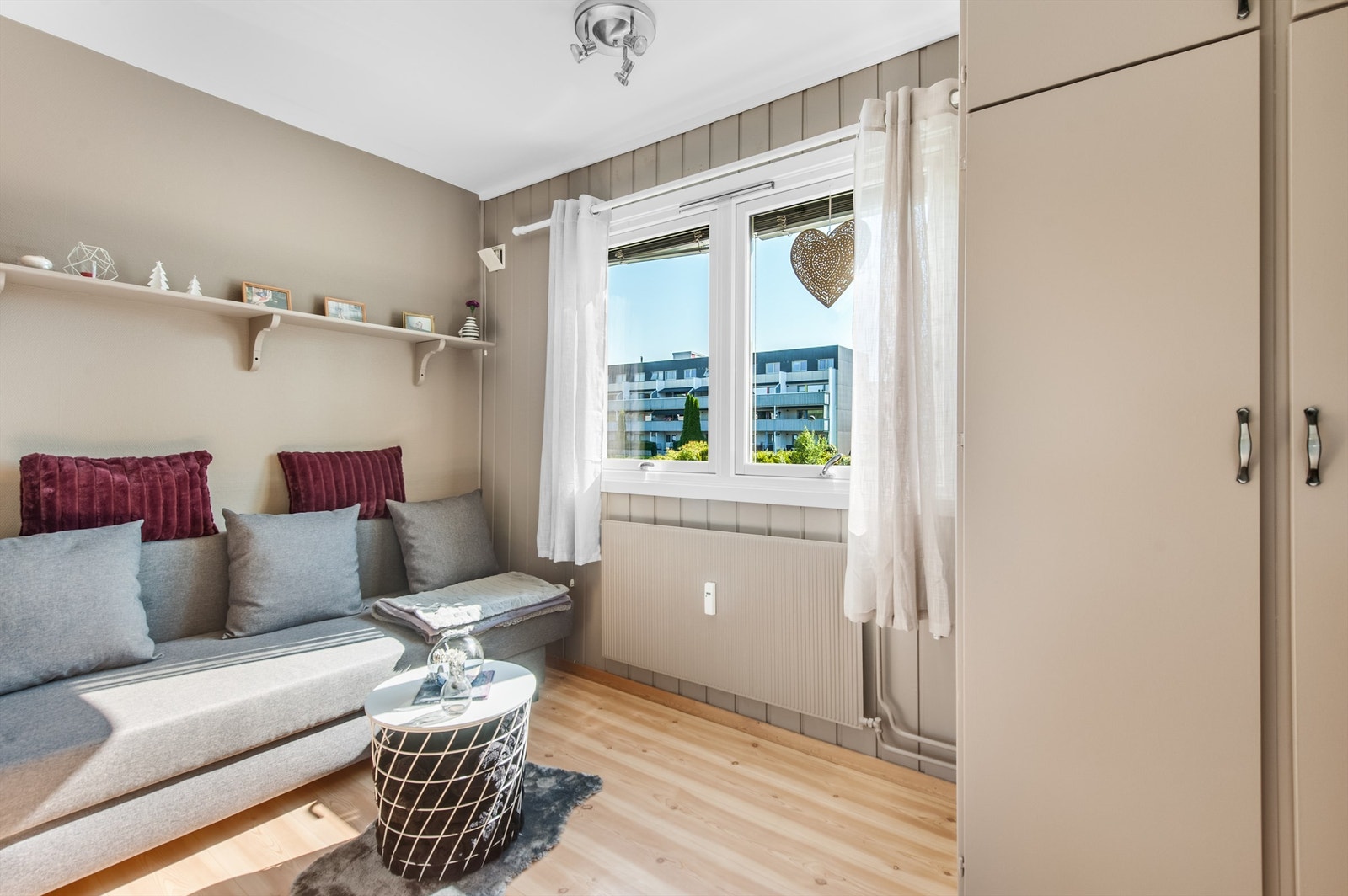 Lunt og innbydende soverom med innebygd garderobeskap. Galleribilde