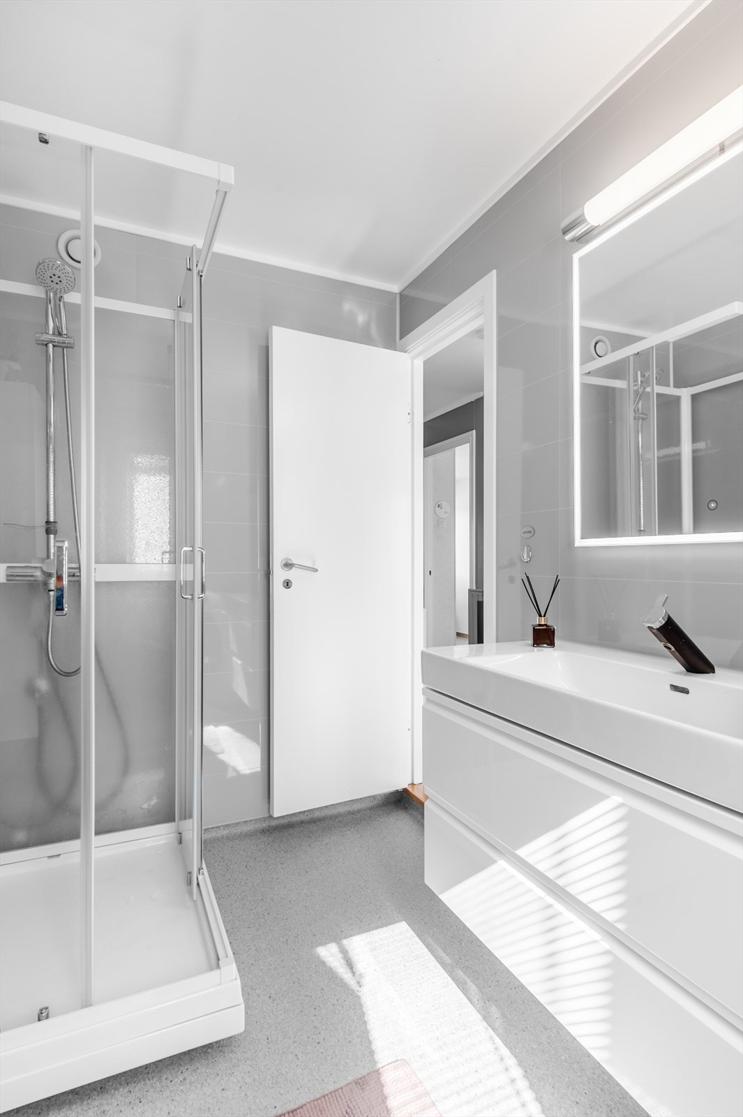 Lyst og oppgradert bad i moderne utførelse. Galleribilde