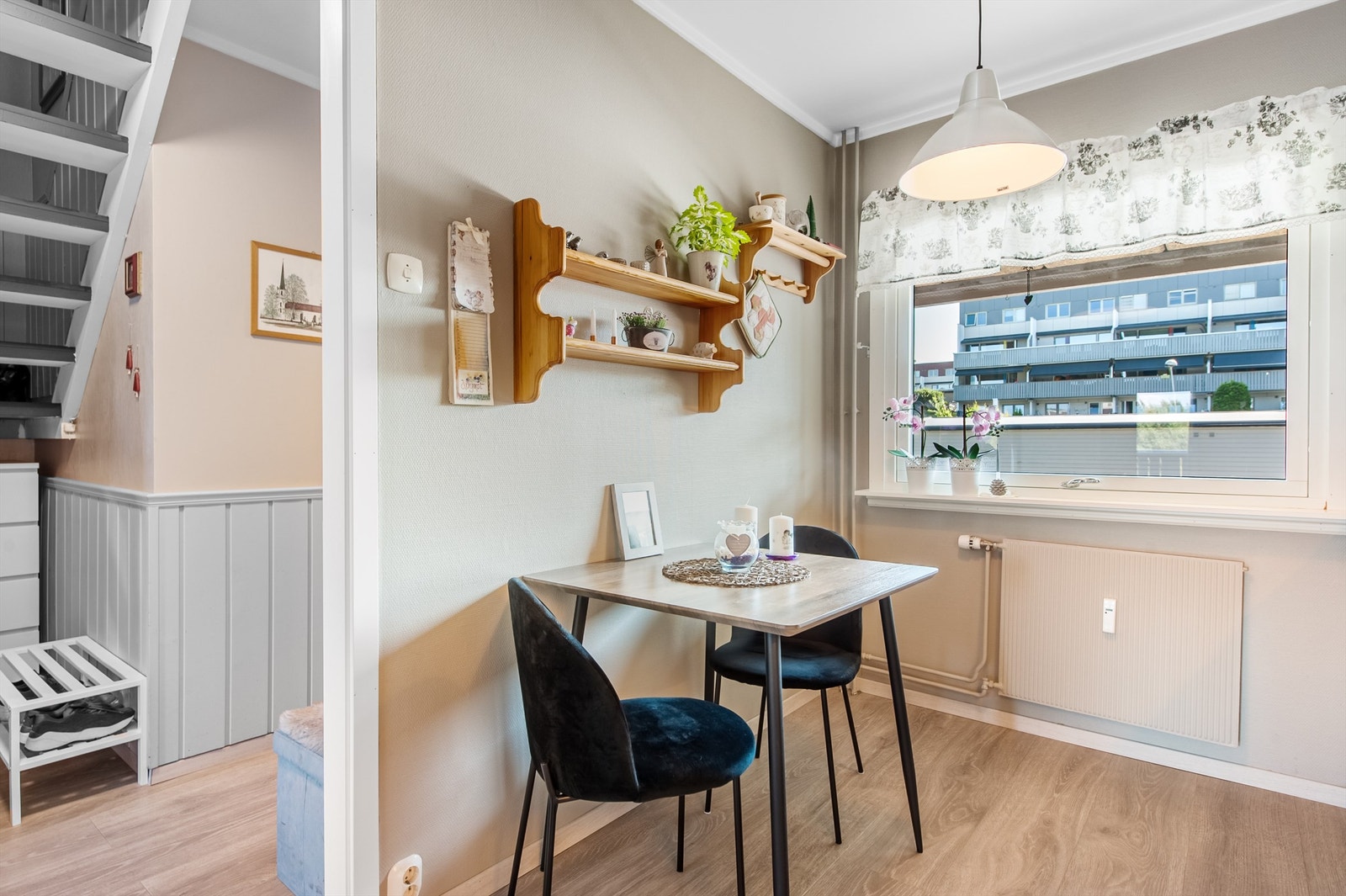 Kjøkkenet har et stort vindu som gir godt med lysinnslipp, Galleribilde