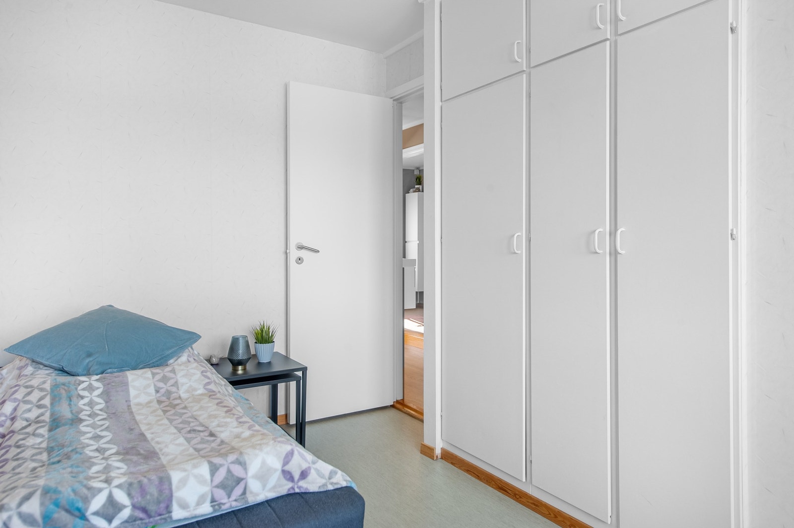 Soverommet er innredet med plassbygget garderobeskap. Galleribilde