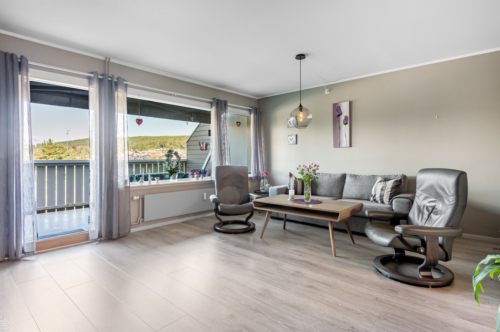 Fra stuen er det utgang til en romslig, vestvendt balkong som forsterker romfølelsen. Galleribilde