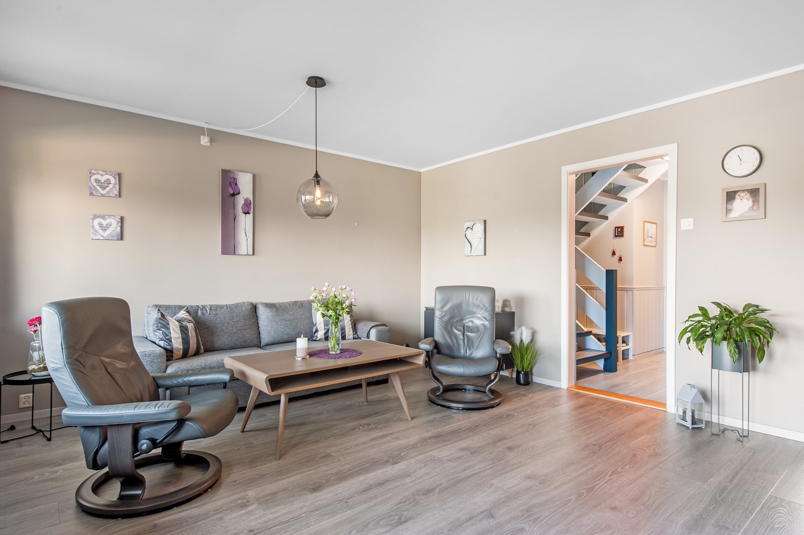 Stuen har gode møbleringsmuligheter, slitesterke laminatgulv og vegger med stilrene, malte plater, som gir et moderne og tidløst preg. Galleribilde