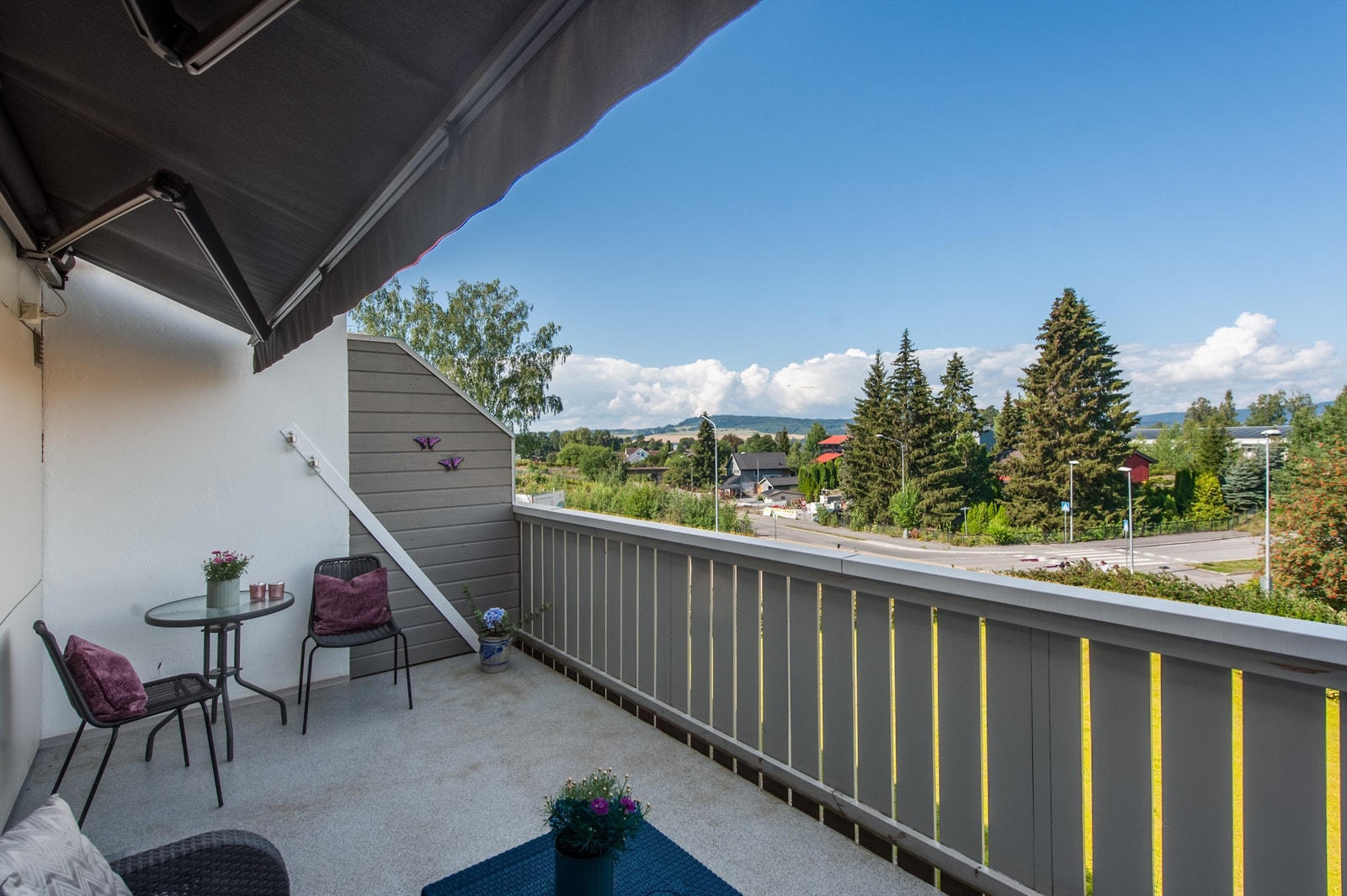 Usjenert terrasse i god størrelse og fint utsyn Galleribilde