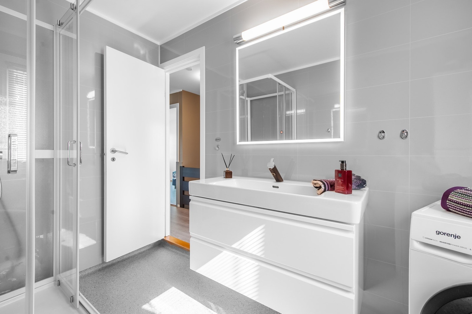 Badet er oppgradert i 2020 med nye veggplater, gulvbelegg, baderomsinnredning, høyskap, speil og dusjkabinett. Galleribilde