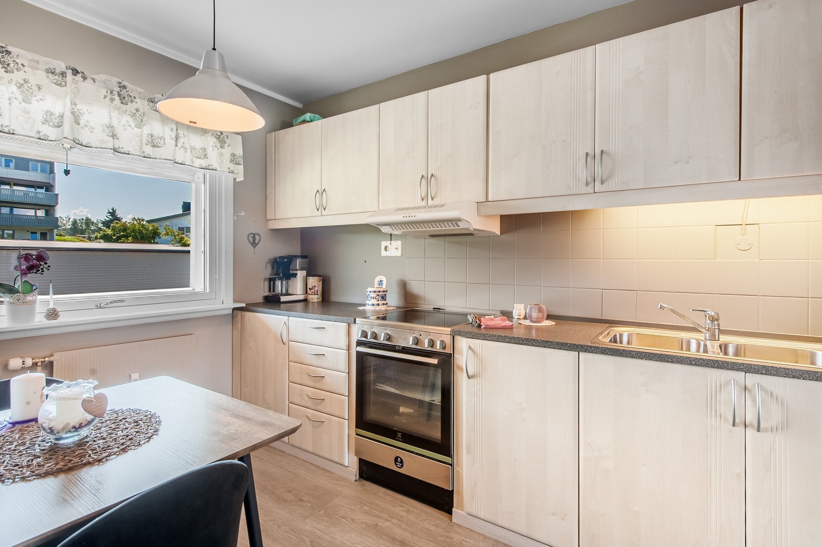 Original innredning fra byggeåret er blitt fornyet i 2020 med nye fronter og benkeplate fra kjøkkenfornyer, Galleribilde