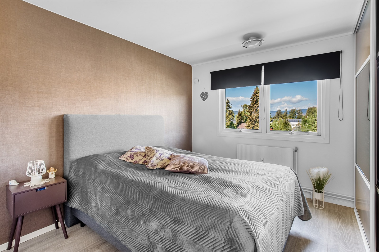 Leilighetens hovedsoverom er lyst og innbydende med fin plass for dobbeltseng. Galleribilde