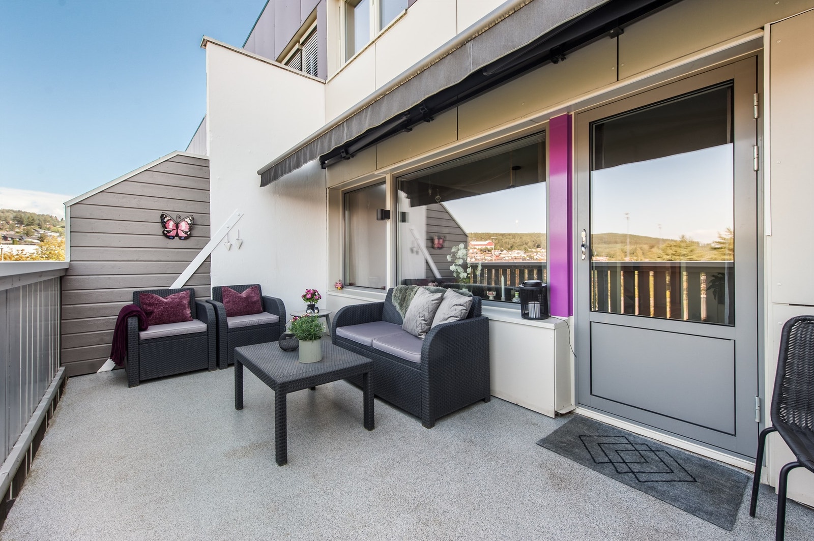 Romslig, vestvendt balkong med motorisert markise og god plass for hagemøblement. Galleribilde