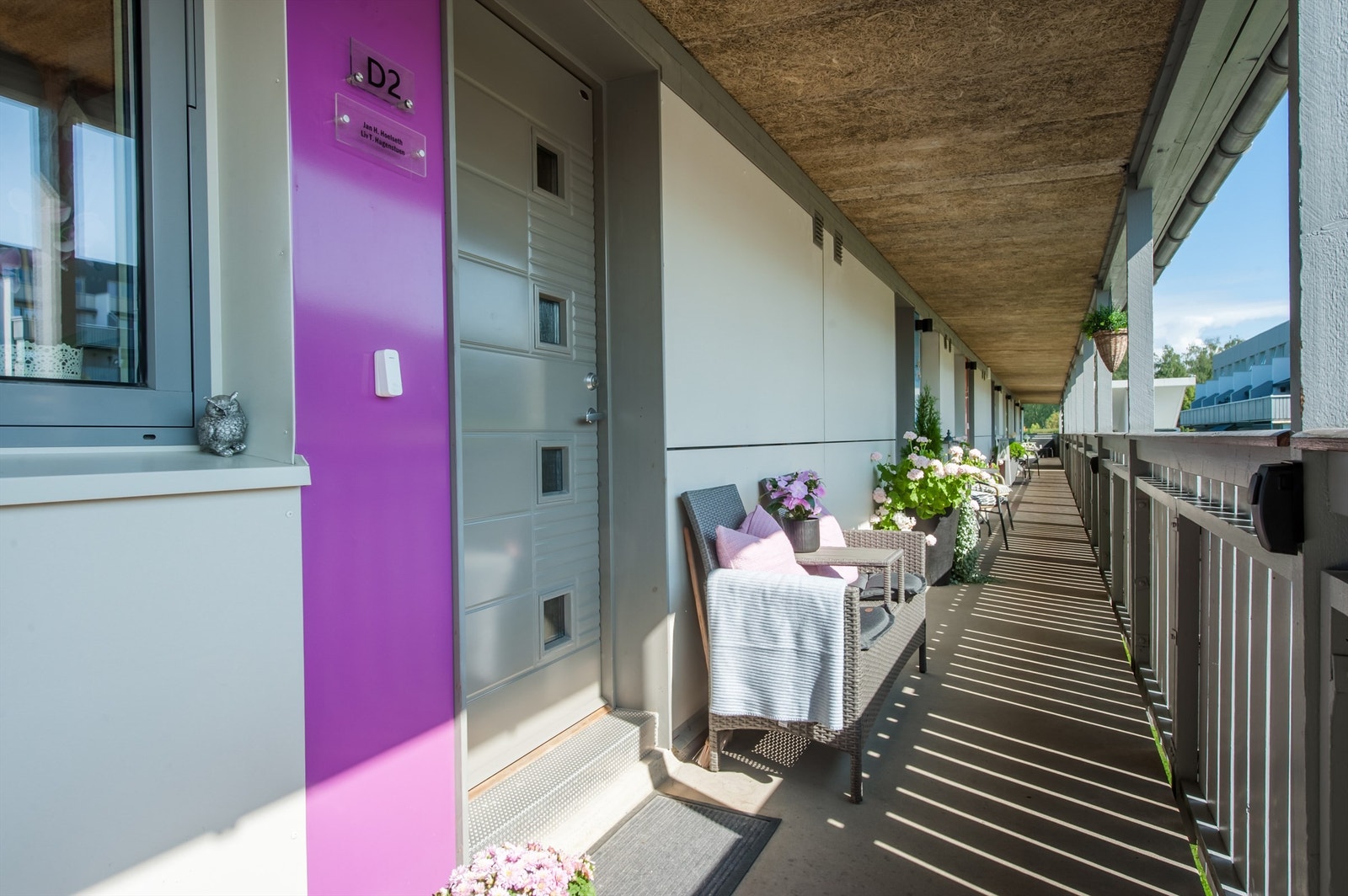 Adkomst via overbygd svalgang med plass for et liten sittegruppe hvis ønskelig. Galleribilde