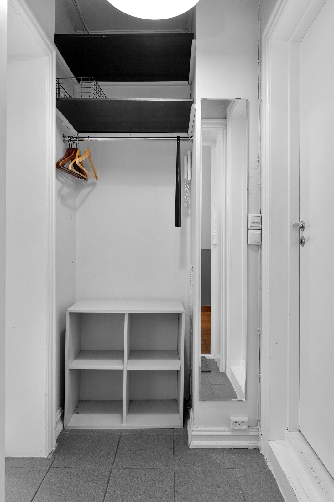 Velkommen inn! Her ønskes du velkommen hjem ved en lys entré. Galleribilde