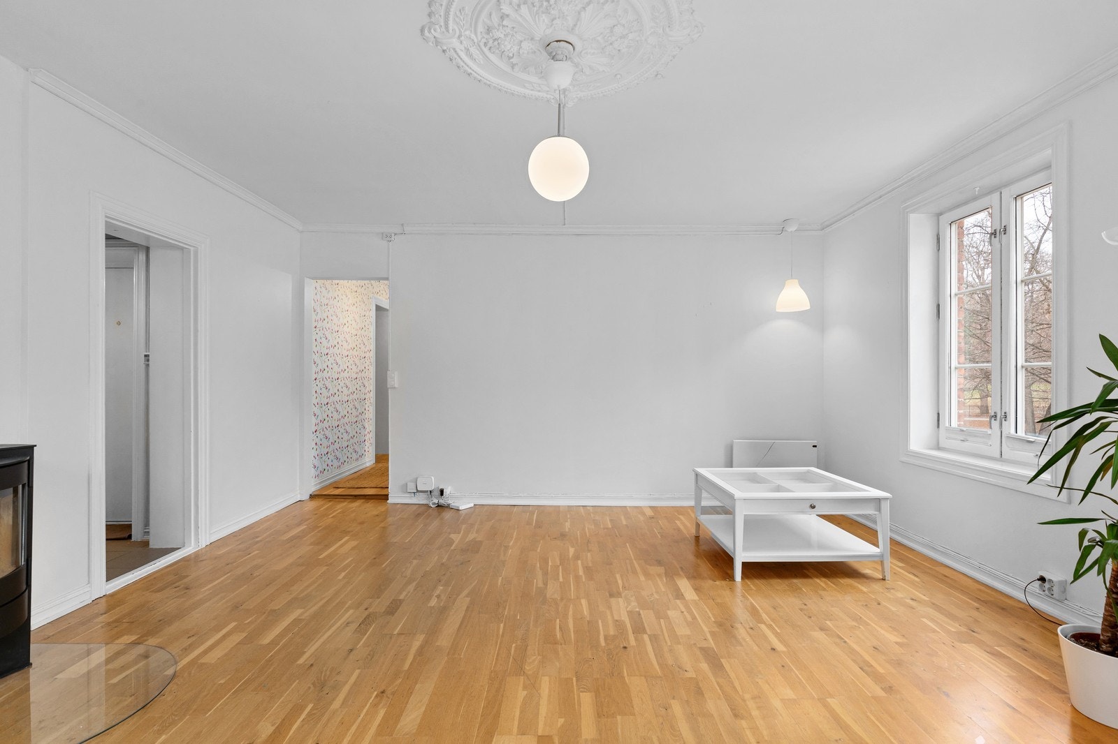 Romslig og lys stue med god plass til sofagruppe og annet ønsket møblement. Galleribilde