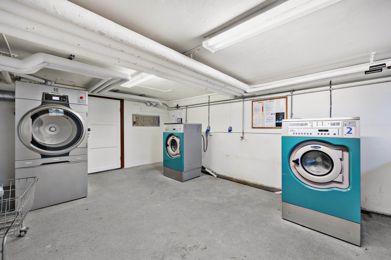 Felles vaskerom med moderne maskiner Galleribilde