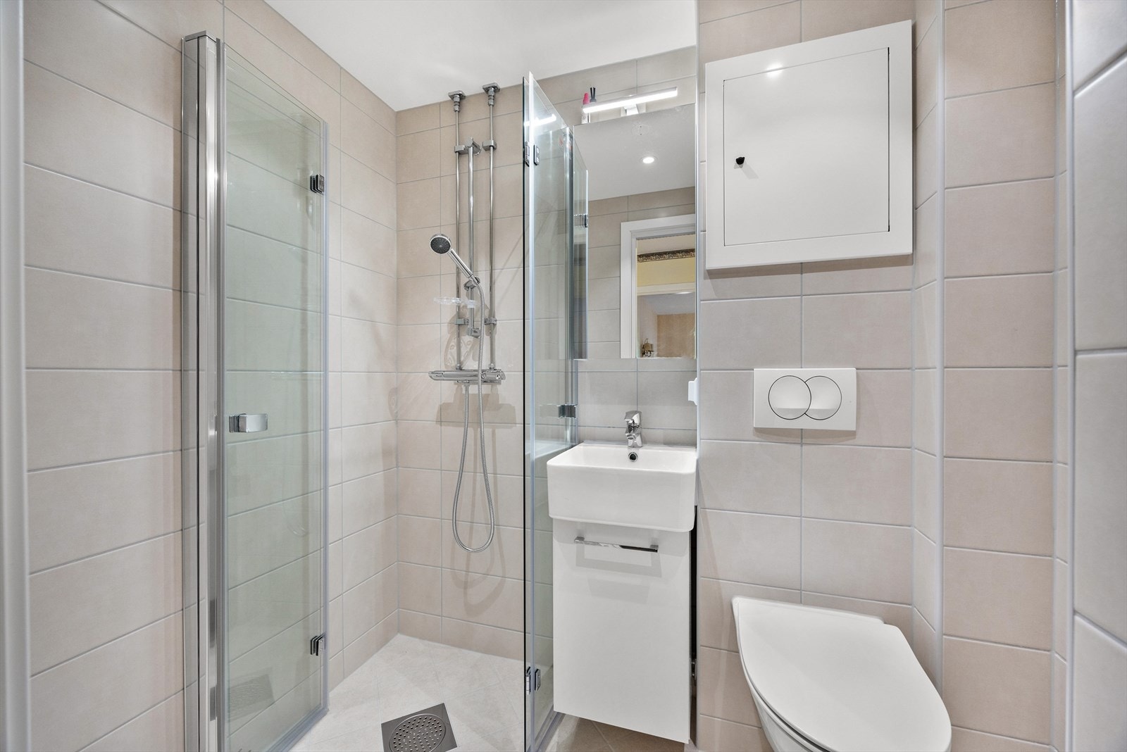 Leiligheten har helt nytt baderom renovert av borettslaget i 2024 Galleribilde