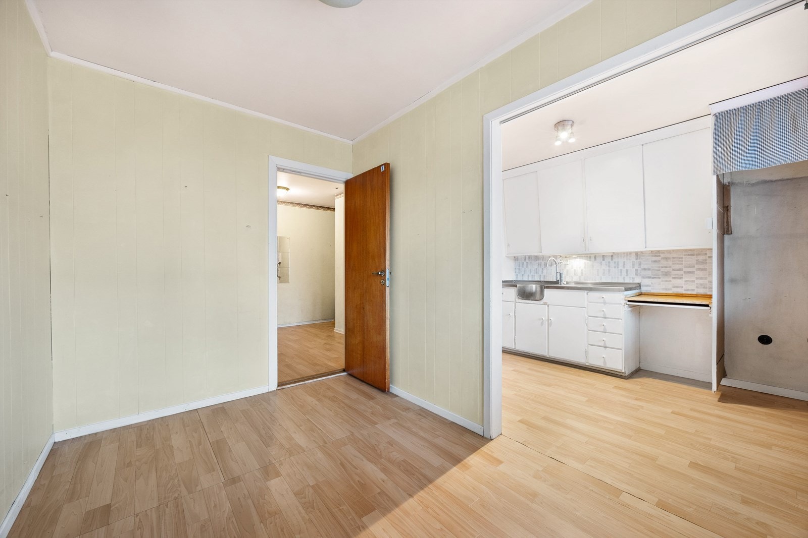 Opprinnelig soverom i forbindelse med kjøkken - Her har vegg blitt delvis åpnet og rommet fremstår dermed som alkove. Kan enkelt tilbakeføres til opprinnelig soverom Galleribilde