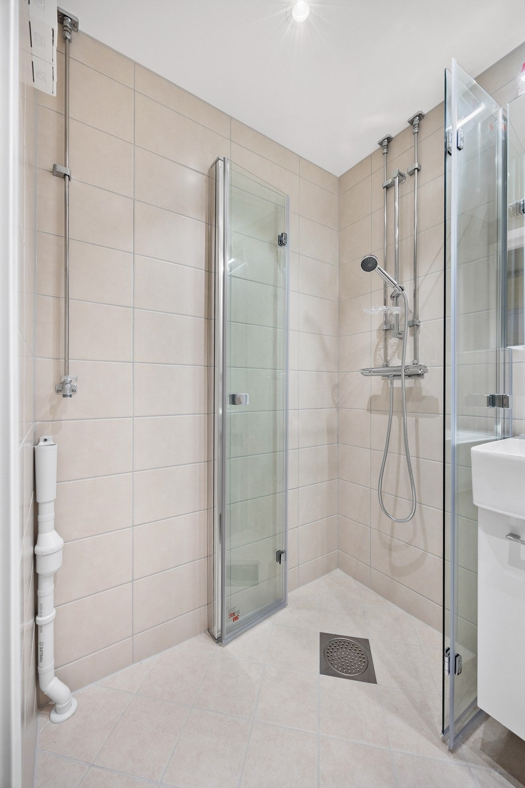 Stilrent dusjområde med glassdører Galleribilde