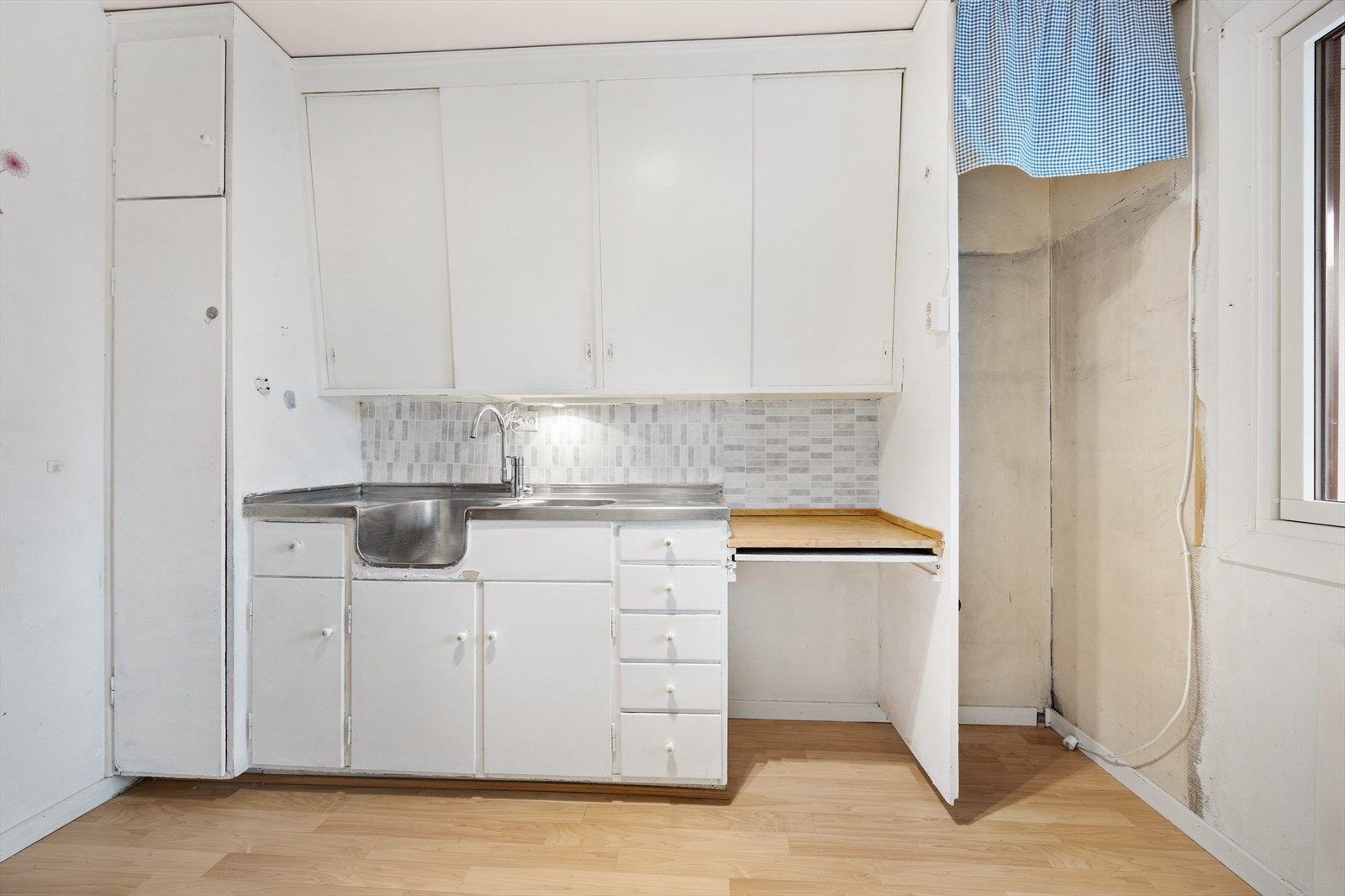 Kjøkken med god arbeidsplass og skapplass Galleribilde