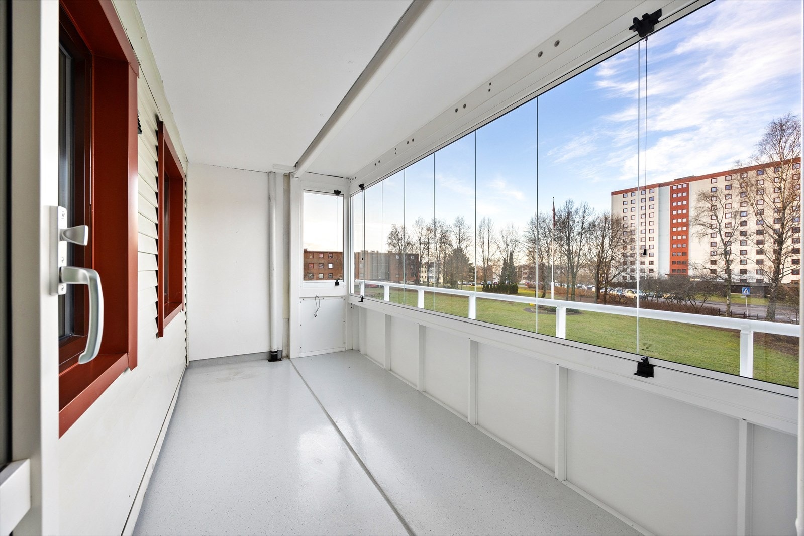 Innglasset balkong perfekt for avslapning Galleribilde