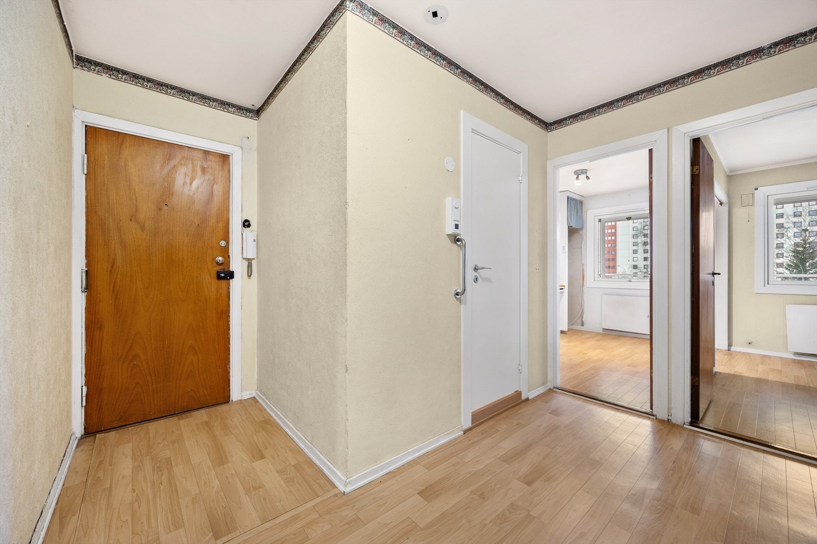 Velkommen inn! Romslig gang med tilgang til alle rom Galleribilde