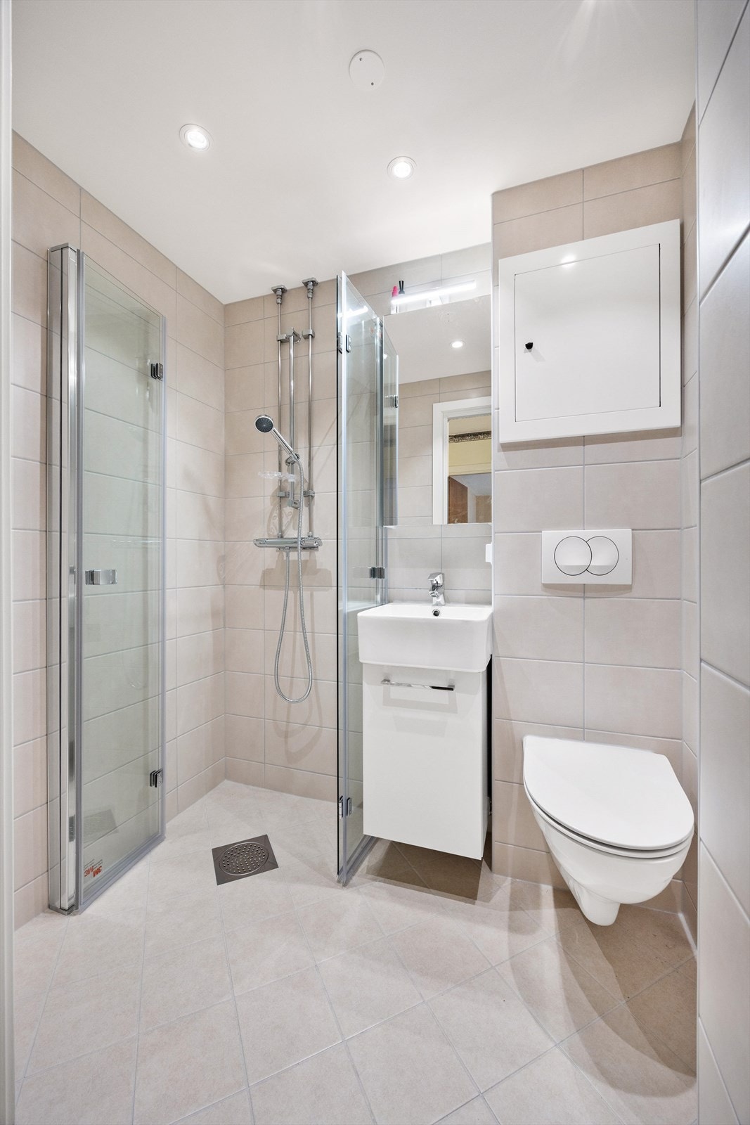 Moderne bad fra 2024 med dusjhjørne og vegghengt toalett Galleribilde