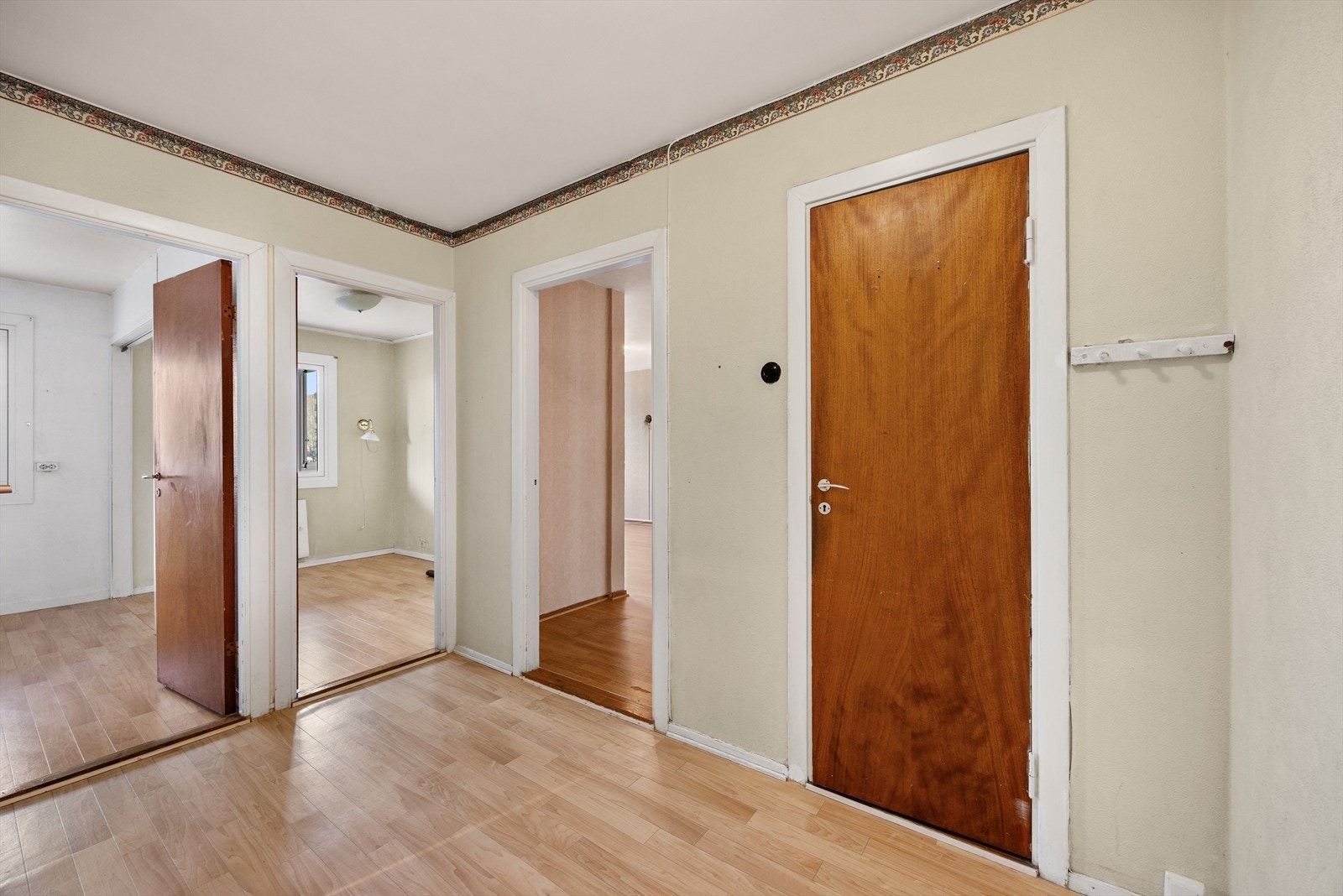 Praktisk gang med tilgang til flere rom Galleribilde