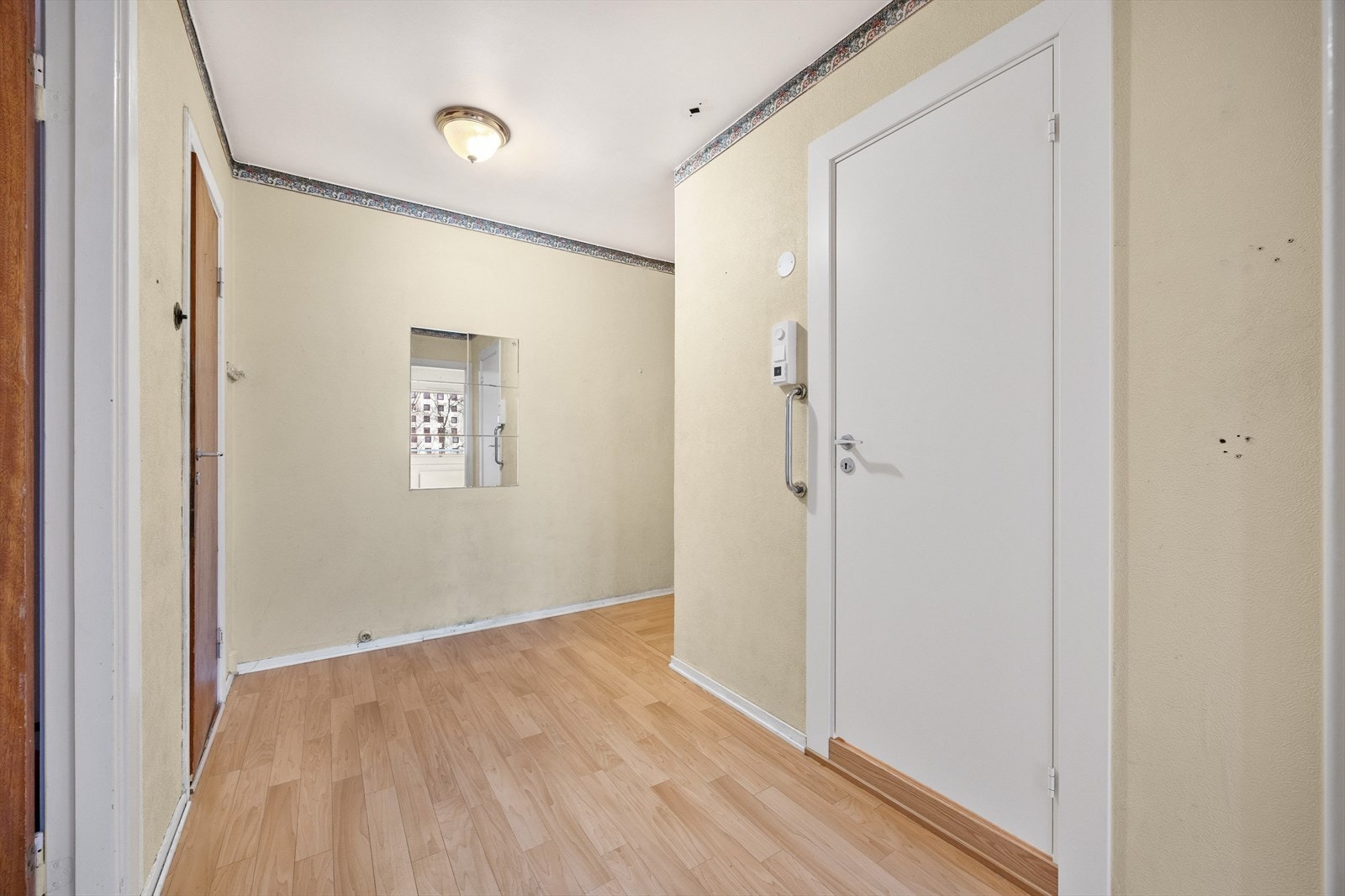 Lys gang med god plass til oppbevaring Galleribilde