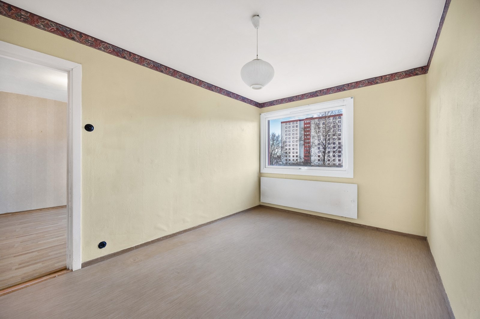 Hovedsoverom med plass til dobbeltseng og annet soveromsmøblement Galleribilde