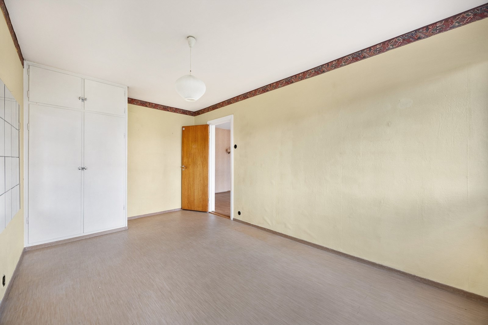 Lyst hovedsoverom med garderobeløsning Galleribilde